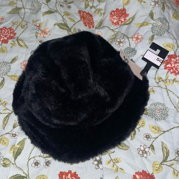 Black Fuzzy / Fur Bucket Hat - Picture 4 of 8